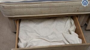 Condenada a siete años de cárcel una mujer que tuvo a su bebé en un cajón durante tres años