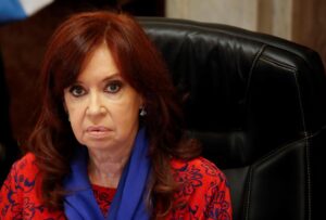 Condenan a Cristina de Kirchner a 6 años de prisión por corrupción
