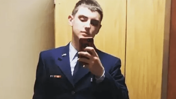 Condenan al exmilitar que filtró documentos del Pentágono
