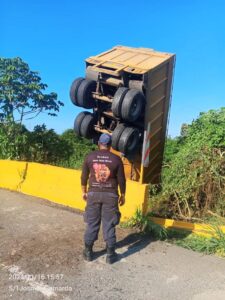 Conductor de vehículo pesado herido por embarrancamiento en Puerto Cabello