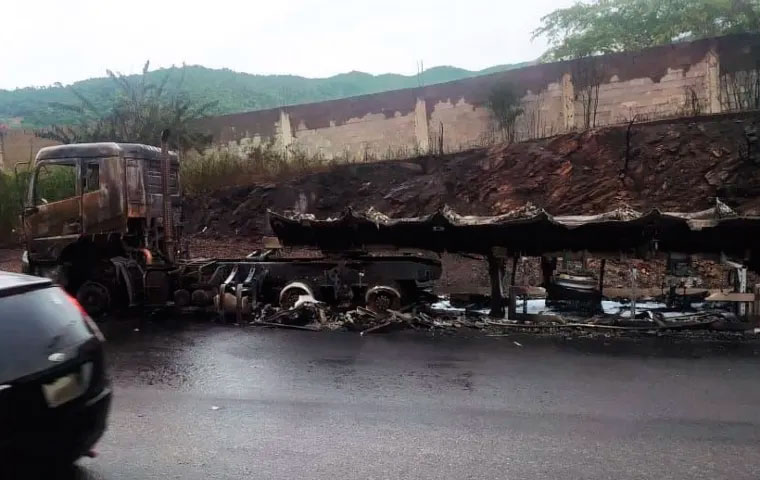 Conductor salió ileso tras incendio de camión cisterna en autopista de Carabobo