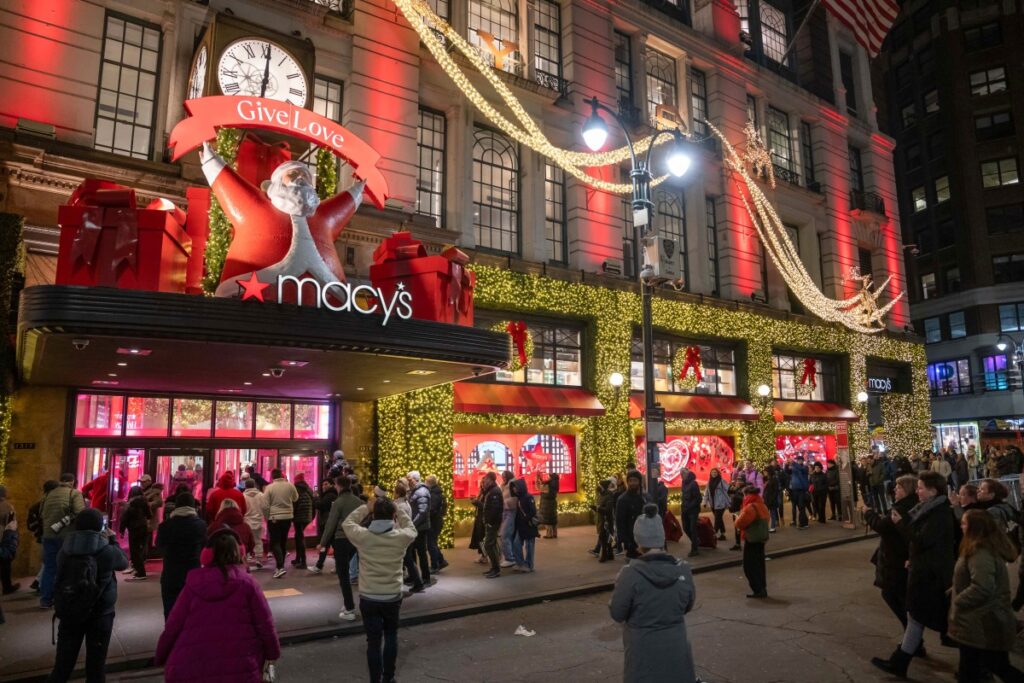Consumidores se lanzan en busca de ofertas durante el "Black Friday" de EEUU - AlbertoNews