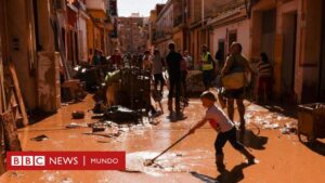 DANA en Valencia: "El gobierno no está haciendo nada. Solo la gente joven nos está ayudando": la indignación por la insuficiente ayuda en la tragedia en España
