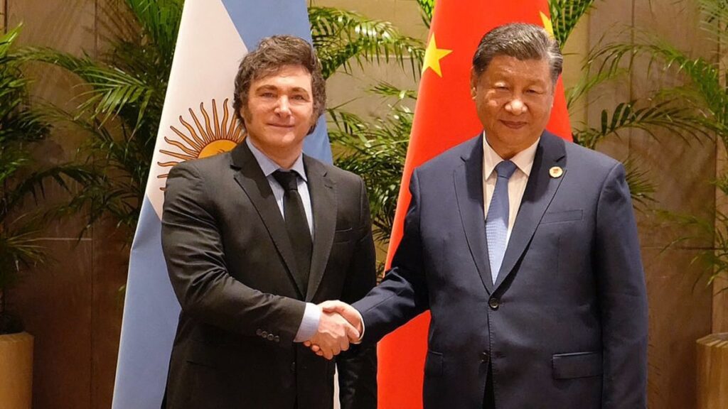 de “no trato con comunistas” a estrechar la mano de Xi