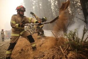 Decretaron alerta roja por incendios forestales que se propagan en Chile - AlbertoNews