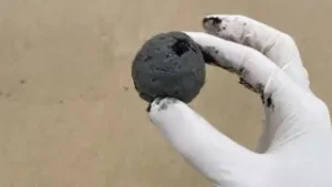 Qué son las misteriosas bolas negras que han aparecido en playas de Australia y que huelen tan asquerosamente mal