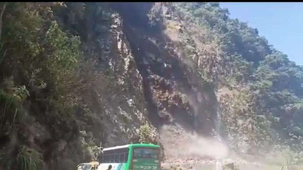 Deslizamiento de tierra en el sector El Barroso, Antioquia, durante el domingo 24 de noviembre