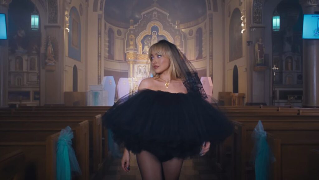 Destituyen a sacerdote por permitir que Sabrina Carpenter grabe un videoclip en su iglesia - AlbertoNews