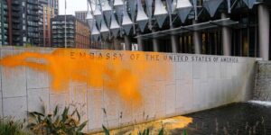 Detenidos dos activistas climáticos en Reino Unido tras rociar con pintura la Embajada de EEUU en Londres
