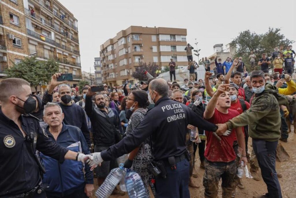 Detienen a una persona por los incidentes en Paiporta durante la visita de Sánchez y los Reyes