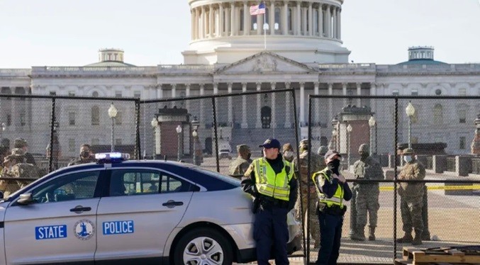 Detienen en el Capitolio a hombre con olor a combustible