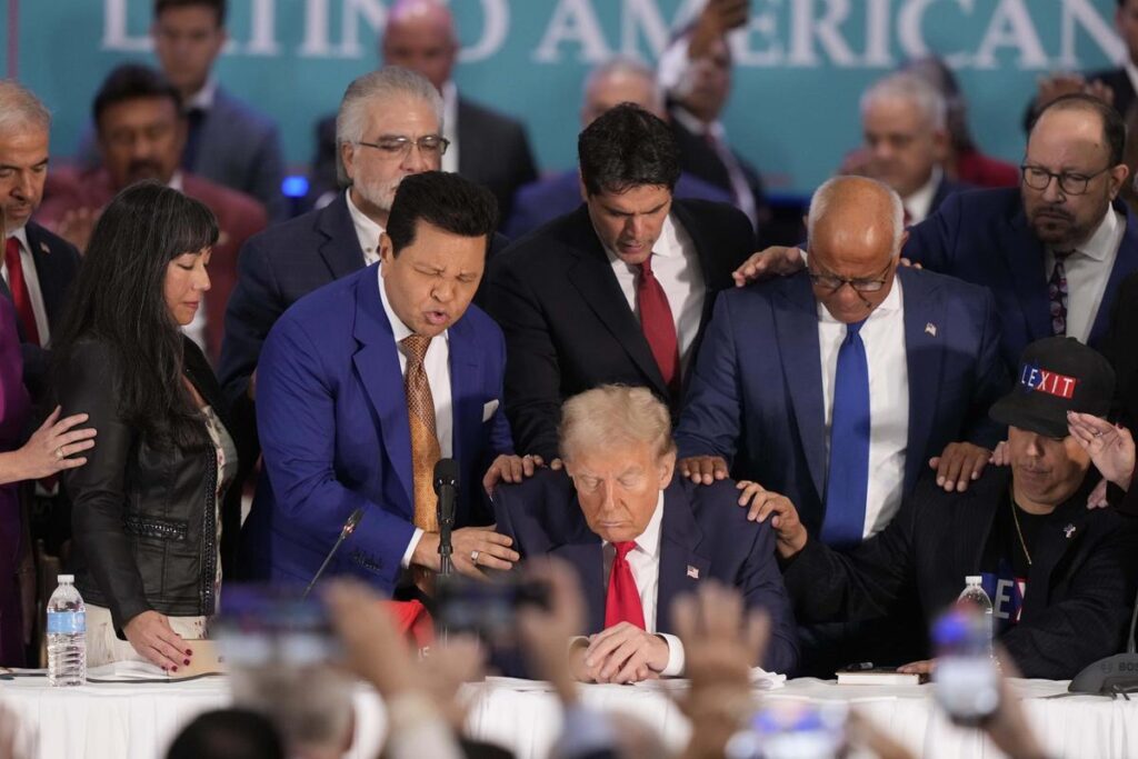 El candidato republicano Donald Trump reza con líderes de la comunidad latina.