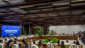 ELN y gobierno colombiano buscan reanudar diálogos de paz suspendidos con reunión en Caracas