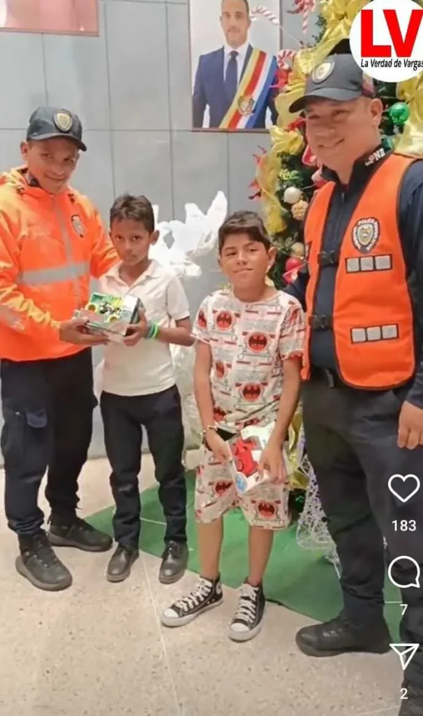 Efectivos  de la PNB llevan donativos a  niños  en  el Materno de Macuto