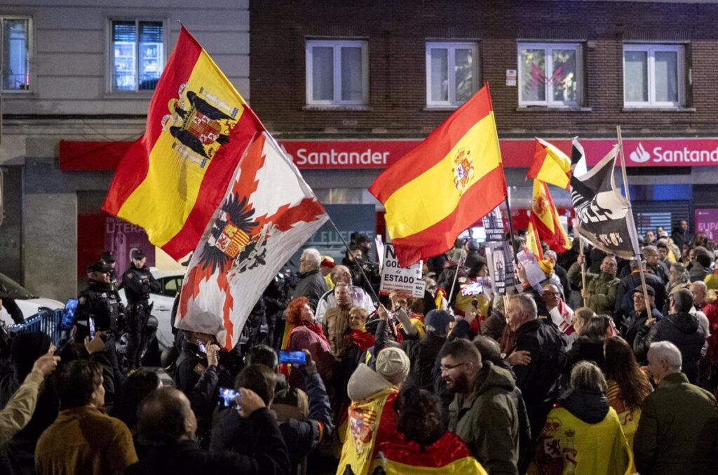 El PSOE afirma que no le intimidan las "nuevas manifestaciones fascistas" frente a su sede y emplaza al PP a condenarlas