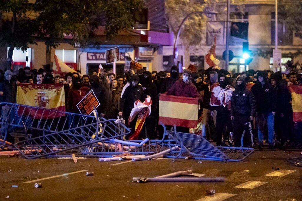 El PSOE reprocha al PP que no condene la manifestación "fascista" frente a Ferraz y pide a Feijóo que se pronuncie