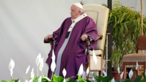 El papa Francisco reza ante tumbas de niños no nacidos antes de la misa de Día de los Muertos