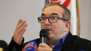 Tribunal de Paz de Colombia imputa por reclutamiento forzado de niños a seis exjefes de las FARC