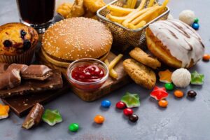 El consumo elevado de alimentos ultraprocesados acelera el envejecimiento biológico