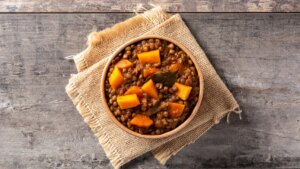 El curioso truco que utilizan en muchas casas para darle sabor a las lentejas (no es el que estás pensando)