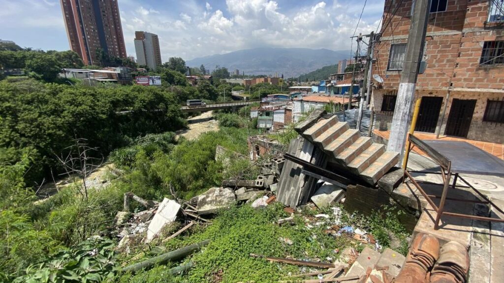 El drama de los desplazados ambientales en Medellín: ¿Cómo hacen para sobrevivir?