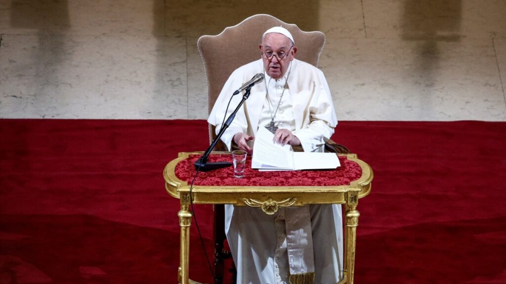 El papa hace una inusual visita a una defensora del derecho al aborto en Italia