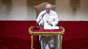 El papa hace una inusual visita a una defensora del derecho al aborto en Italia