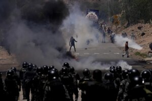 El presidente de Bolivia denuncia la toma de tres cuarteles por "grupos armados" afines a Evo Morales
