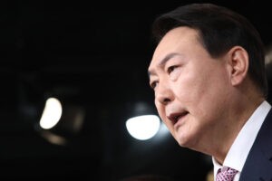 El presidente surcoreano y Trump acuerdan una cumbre y muestran preocupación por Pionyang - AlbertoNews