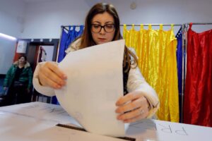 El primer ministro Ciolacu y el nacionalista Georgescu apuntan a la segunda ronda de las presidenciales