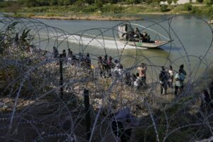 El promedio diario de detenciones en la frontera suroeste de EE.UU. no baja de 1.800 - AlbertoNews