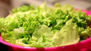 El sencillo truco de un cocinero para recuperar una lechuga que se ha quedado blanda