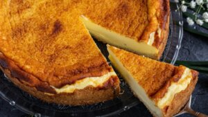 El sencillo truco de un pastelero para evitar que la tarta de queso se agriete