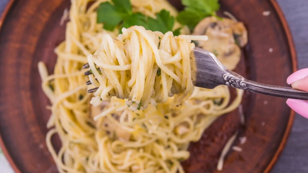 El sencillo truco para conseguir una salsa jugosa para la pasta que avala la ciencia