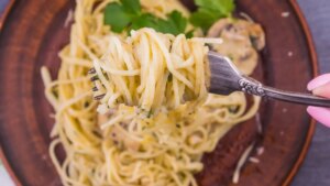 El sencillo truco para conseguir una salsa jugosa para la pasta que avala la ciencia