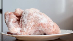El truco poco conocido para descongelar carne en solo 5 minutos