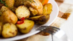 El truco sencillo para que las patatas asadas quedan mucho más crujientes