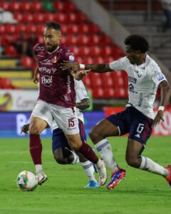 El vinotinto y oro brilla en casa y toma la punta en los cuadrangulares.