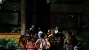 En la noche tras el colapso, familias del edificio derrumbado luchan por salvar sus pertenencias en medio del caos