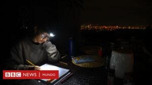 “Es como volver al siglo XVIII”: los apagones que tienen a Ecuador 14 horas sin luz por día