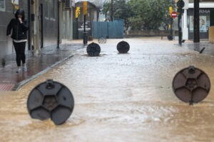 España activa aviso rojo por lluvias en el litoral de Valencia dos semanas después de las inundaciones - AlbertoNews