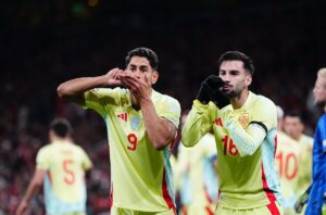 España brilla y sufre en Copenhague con el liderato de grupo