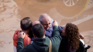 España busca más víctimas tras unas inundaciones históricas que dejaron al menos 95 muertos