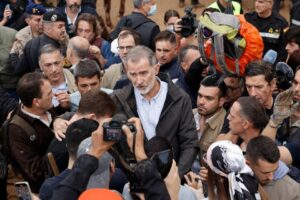 España cree que grupo “marginal” organizó altercados con comitiva de reyes en Paiporta