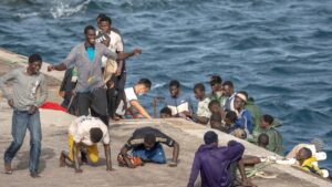 España legalizará a miles de migrantes en los próximos 3 años