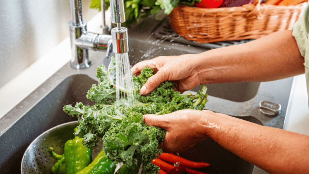 Esta es la forma correcta lavar y desinfectar las frutas y verduras, según una microbió