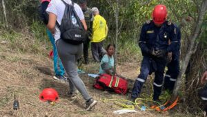 Este fue el rescate de una mujer que rodó por un abismo y cayó en un antiguo socavón minero en el cerro de las Tres Cruces de Cali