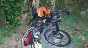 Fallece joven de 17 años tras chocar su moto contra un árbol
