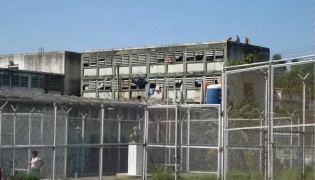 Familiares de presos políticos en Venezuela han expresado su alarma ante el traslado de detenidos desde Yare III hacia Tocorón.