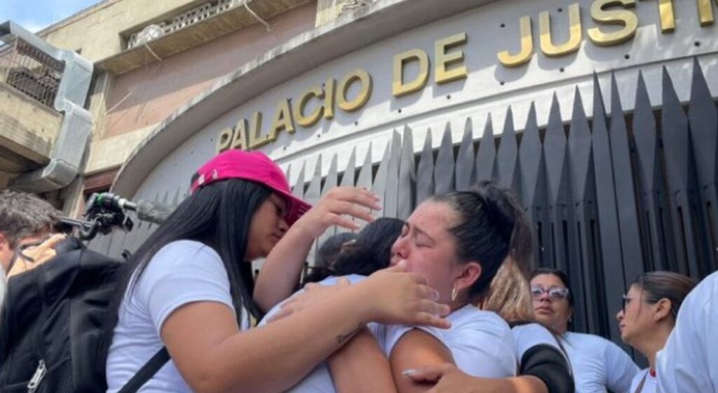Familiares de adolescentes detenidos en protestas postelectorales claman por su libertad frente al Palacio de Justicia en Caracas